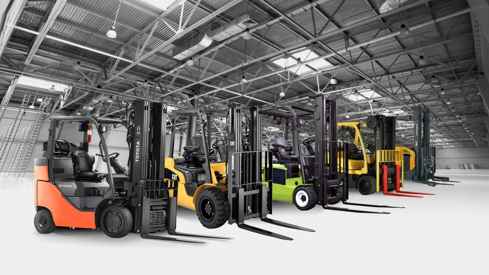 variedad de montacargas en un almacen